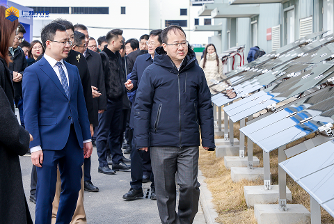 时任常熟市委书记周勤第调研钛矿光伏产业进展