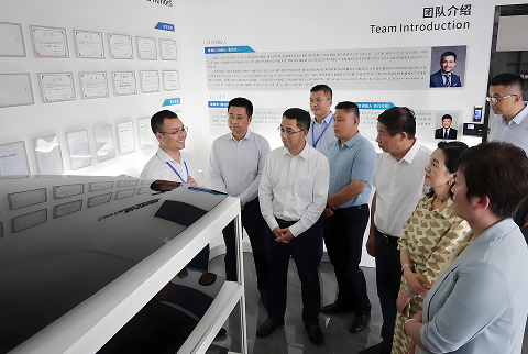 时任常熟市市长秦猛参观150MW生产基地