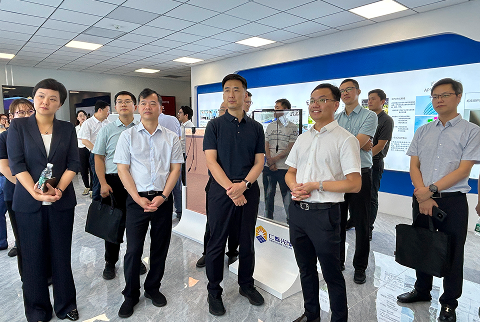 时任常熟市市长秦猛参观150MW生产基地
